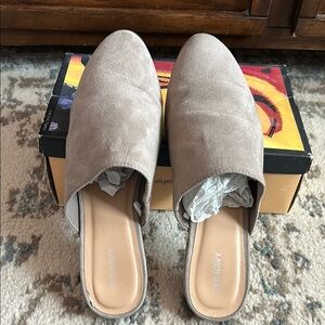 Old Navy Women's Tan Slip-On Mules
